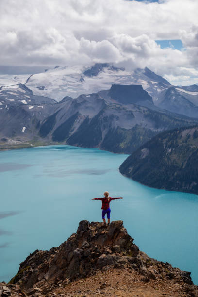 jeune fille randonnée panorama ridge à garibaldi - vertical scenics ice canada photos et images de collection
