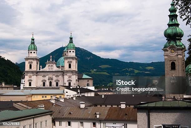 Catedral De Salzburg E Dos Alpes Áustria - Fotografias de stock e mais imagens de Alpes Europeus - Alpes Europeus, Alta Áustria, Antigo