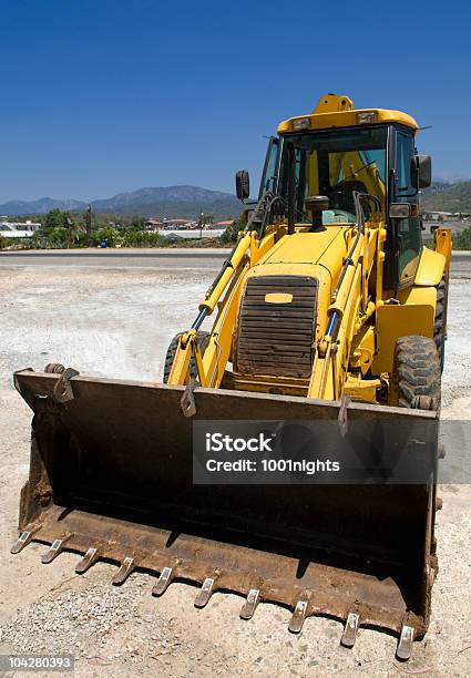 Foto de Trator e mais fotos de stock de Amarelo - Amarelo, Azul, Buldôzer