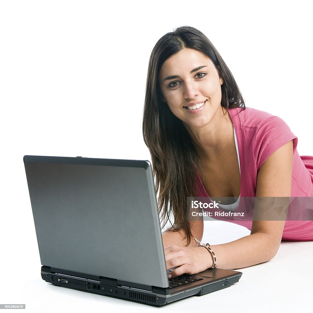 Niña sonriente trabajando en la computadora portátil - Foto de stock de 20 a 29 años libre de derechos