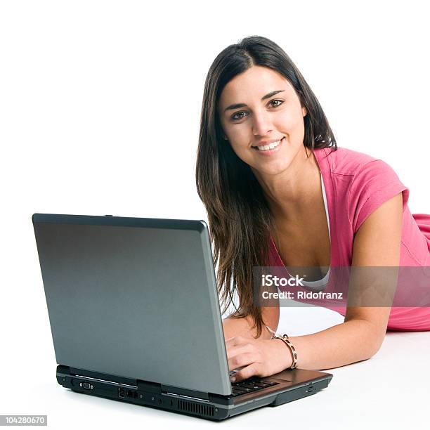 Niña Sonriente Trabajando En La Computadora Portátil Foto de stock y más banco de imágenes de 20 a 29 años