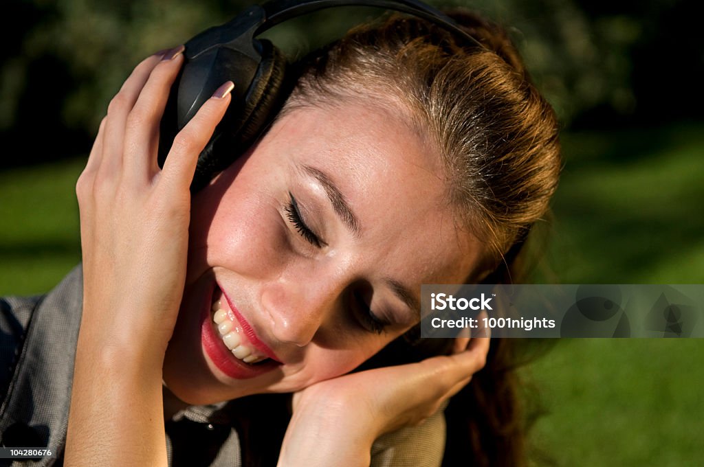 Escuchar música - Foto de stock de Auriculares - Equipo de música libre de derechos