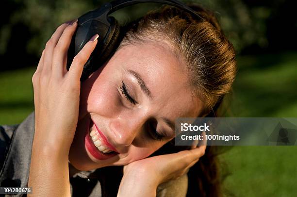 Escuchar Música Foto de stock y más banco de imágenes de Auriculares - Equipo de música - Auriculares - Equipo de música, Fémina, Mujeres