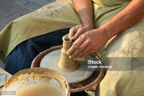 Potter Mãos - Fotografias de stock e mais imagens de Barro - Barro, Lama - Solo, Produto Artesanal