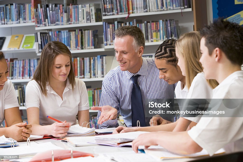 Schoolchildren 및 교사 공부 라이브러리 - 로열티 프리 교사-교육 관련 직업 스톡 사진