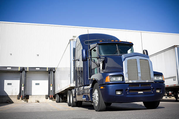 blu trasporto camion al magazzino di docking - trasporto merci via terra foto e immagini stock