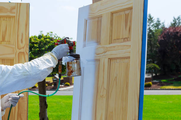 primer plano de la pistola con pintura pintura pintura puertas madera master. - air gun fotografías e imágenes de stock