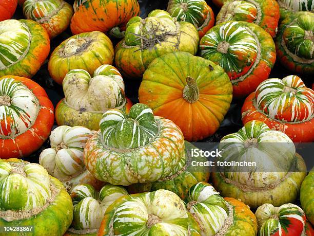 Kürbisse Stockfoto und mehr Bilder von Bauernmarkt - Bauernmarkt, Bunt - Farbton, Dekoration