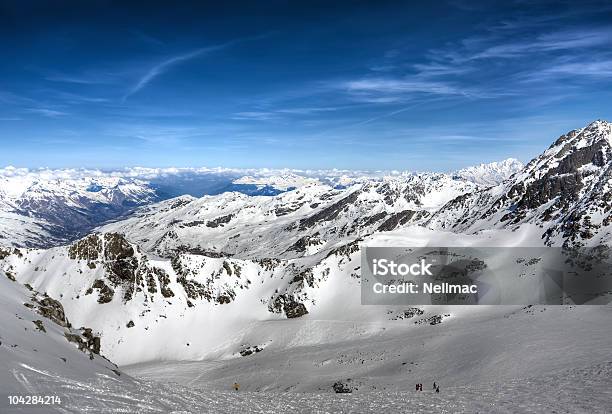 Alpes De Invierno Paisaje Del Complejo Turístico De Esquí Val Thorens Foto de stock y más banco de imágenes de Aire libre