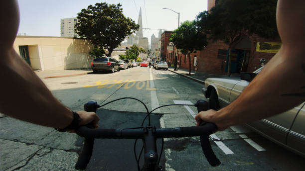 bicicleta pov: viajante com bicicleta de corrida de rua em são francisco - chinatown san francisco chinatown san francisco county cityscape - fotografias e filmes do acervo