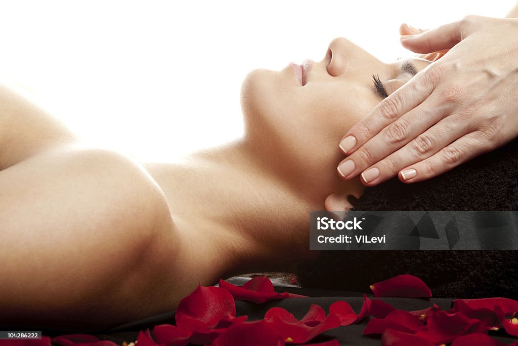 Massaggio del viso - Foto stock royalty-free di Adulto