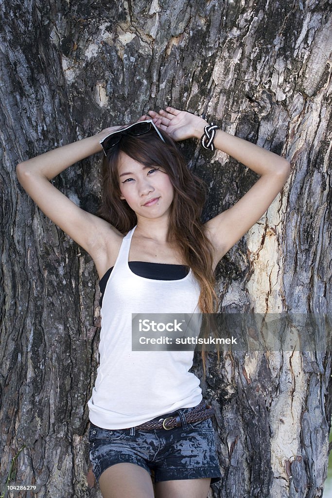 Fille dans le jardin - Photo de Adolescent libre de droits