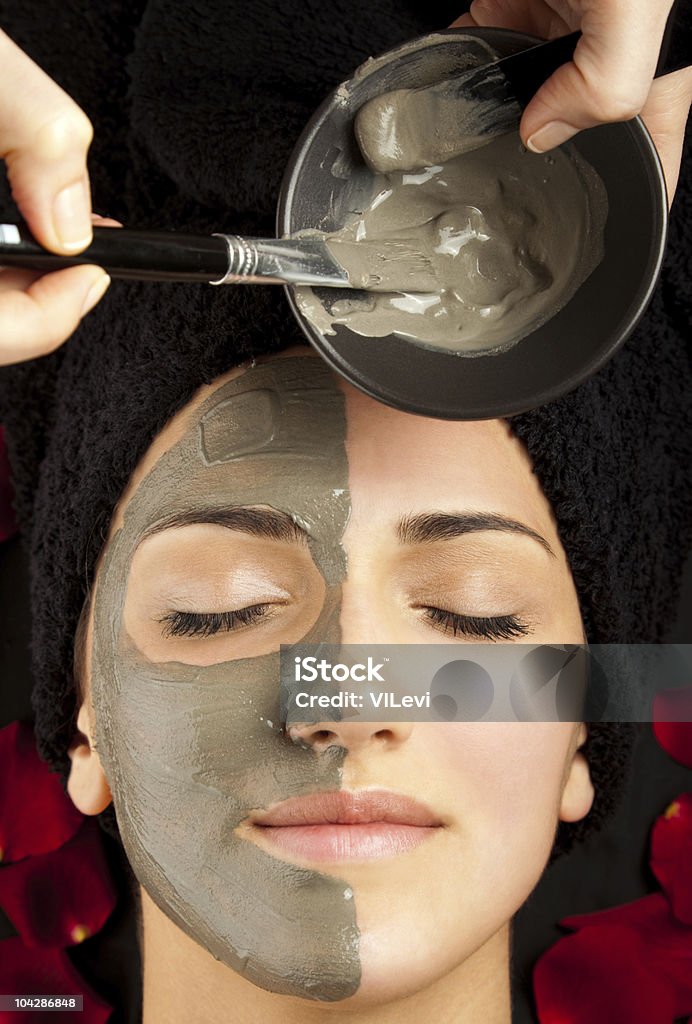 Применяя маска для лица - Стоковые фото Альтернативная терапия роялти-фри