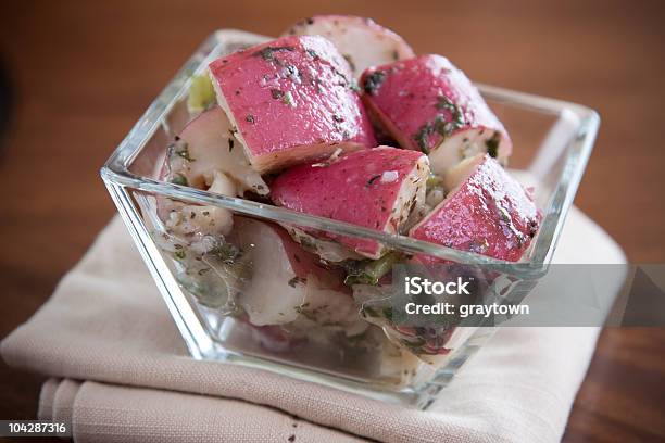 Красный Картофельный Салат — стоковые фотографии и другие картинки Красный картофель - Красный картофель, Салат, Без людей