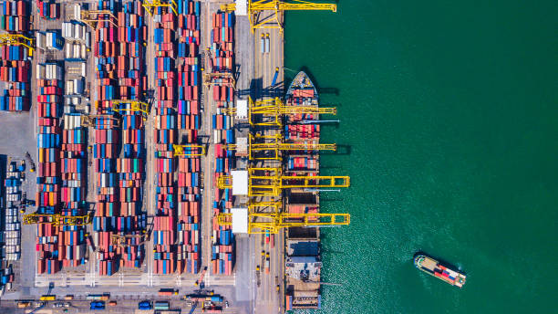 вид сверху воздушный вид на глубоководный порт с грузовым судном и контейнером сингапур - singapore shipping cargo container nautical vessel стоковые фото и изображения