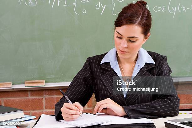 雌学校の先生のため資料を作成クラス - 答案の点をつけるのストックフォトや画像を多数ご用意 - 答案の点をつける, 教師, コンピュータ