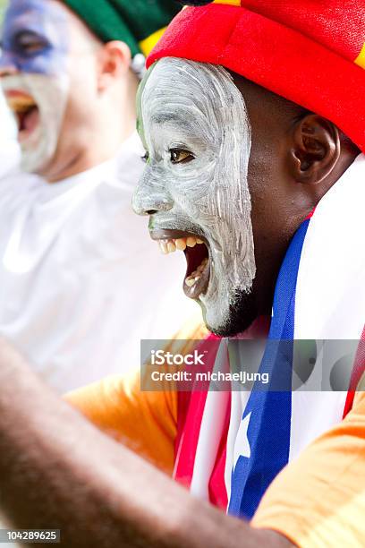 Foto de Animado Super Os Fãs De Esportes Assistir A Um Jogo e mais fotos de stock de Futebol