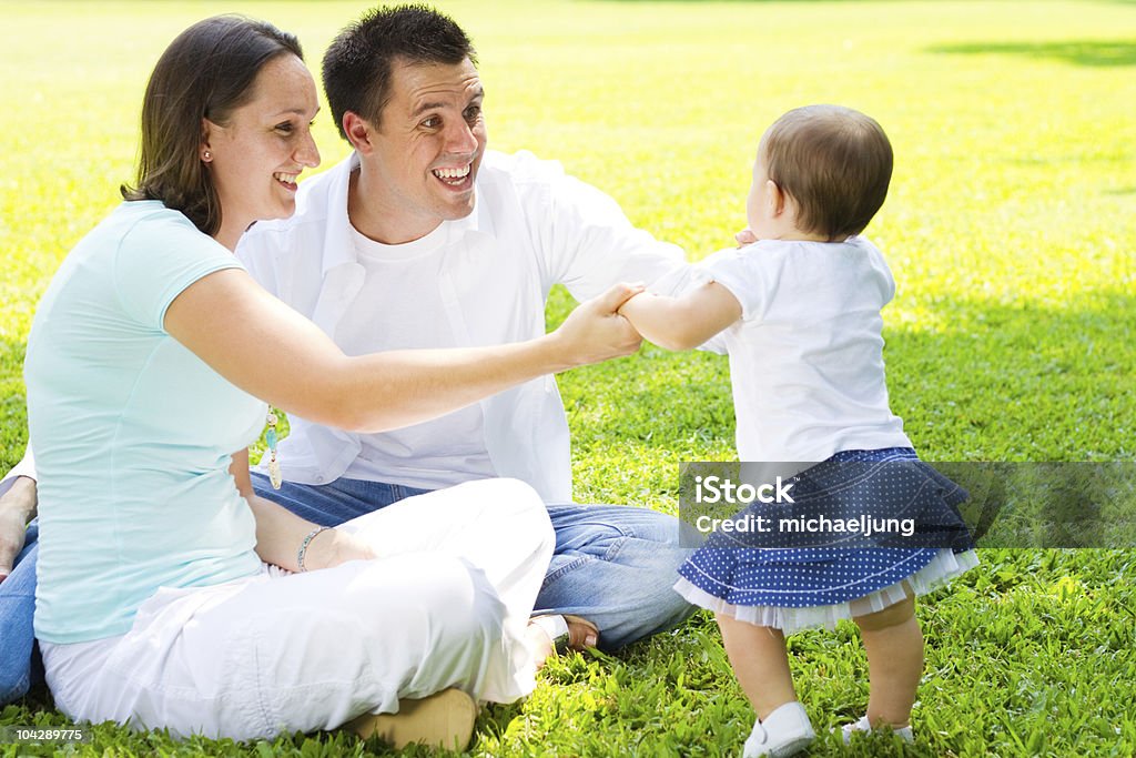 屋外で遊ぶ家族 - カラー画像のロイヤリティフリーストックフォト