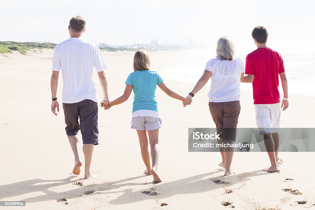 Famiglia Camminare sulla spiaggia - Foto stock royalty-free di Famiglia