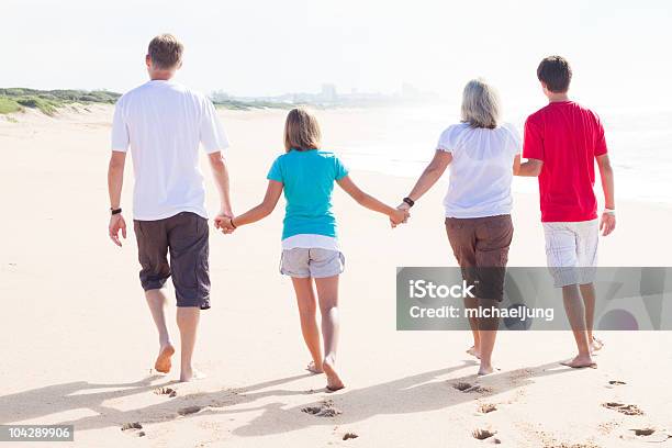 Famiglia Camminare Sulla Spiaggia - Fotografie stock e altre immagini di Famiglia - Famiglia, Spiaggia, Adolescente