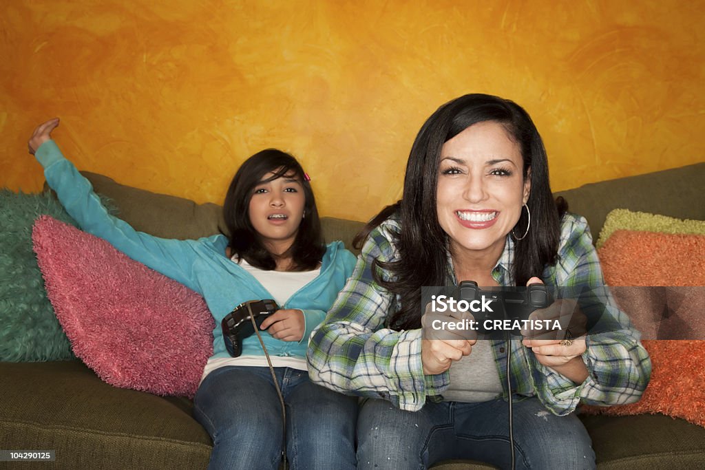 히스패닉계 여성은 및 여자아이 게임하기 비디오 게임 - 로열티 프리 라틴 아메리카 히스패닉 민족 스톡 사진