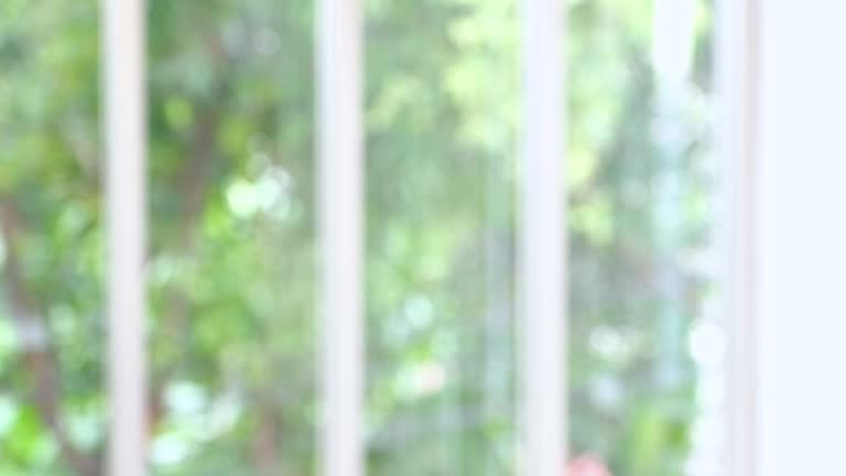 Unschärfe Hintergrund Büro Zimmer Fenster finden Sie über eine Aussicht auf den Garten
