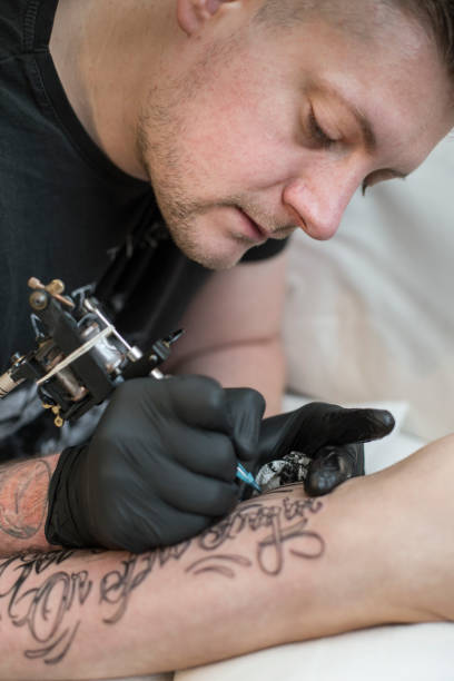 istock Tattoo artist tattooing 1042911116