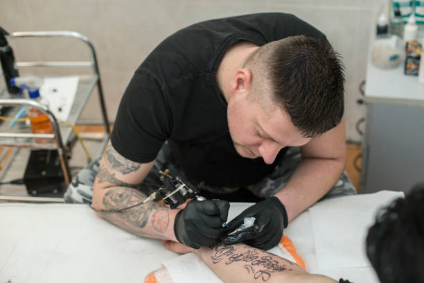 istock Tattoo artist tattooing 1042911136
