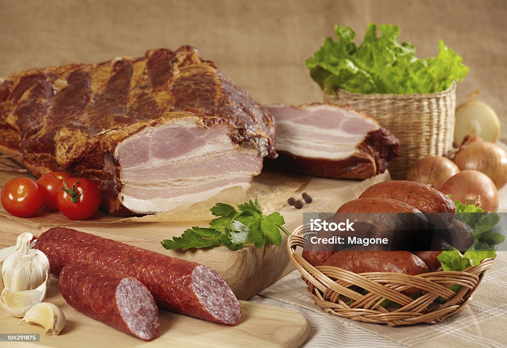 肉やソーセージ - まな板のロイヤリティフリーストックフォト