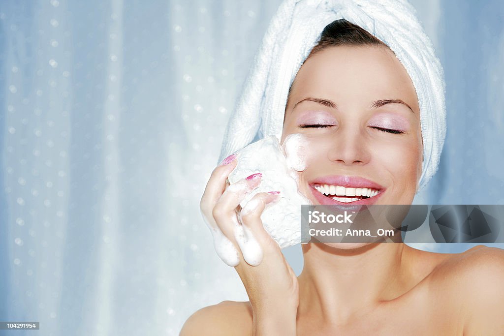 Hermosa mujer limpieza facial - Foto de stock de Cara humana libre de derechos