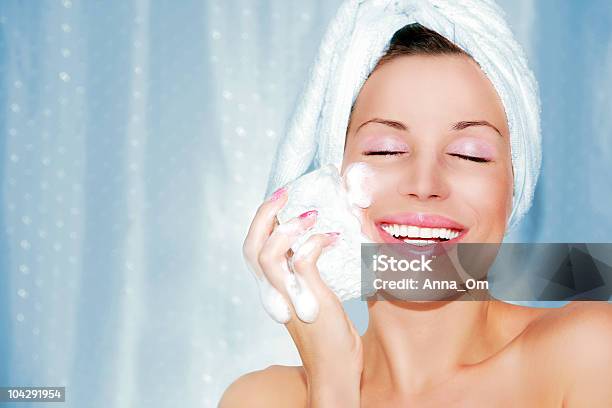 Hermosa Mujer Limpieza Facial Foto de stock y más banco de imágenes de Cara humana - Cara humana, Crema hidratante, Mujeres