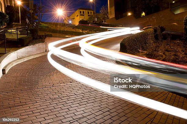 Foto de Trilhas De Automóveis Em Lombard Street San Francisco e mais fotos de stock de Azul