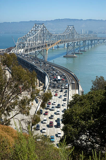 san francisco bay bridge trasferta: curvatura a s - bay bridge car traffic transportation foto e immagini stock