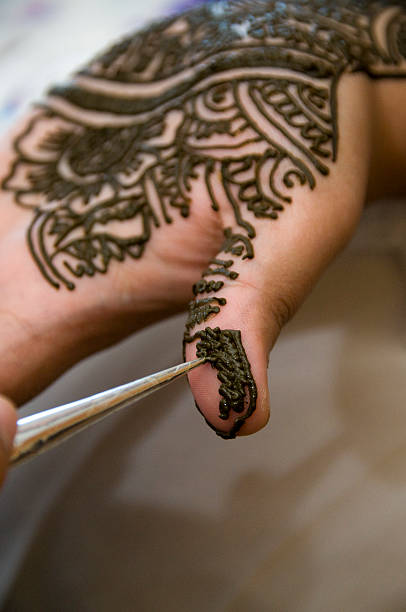 mão de hena - wedding indian culture pakistan henna tattoo - fotografias e filmes do acervo