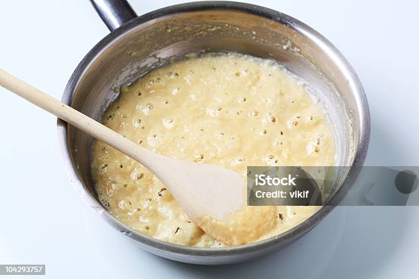 Foto de Preparar Molho Bechamel e mais fotos de stock de Manteiga - Manteiga, Farinha, Panela