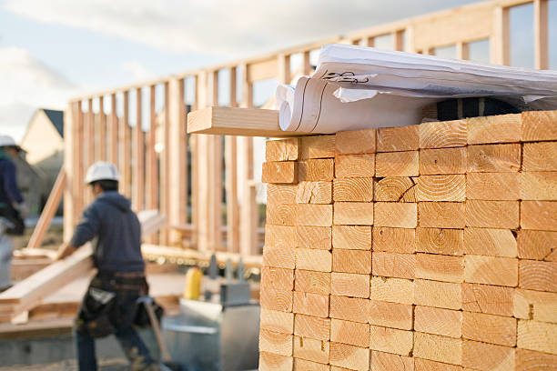 empilement de bois et plan sur un chantier de construction - lumber industry photos photos et images de collection