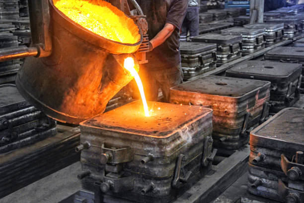 fundición y fundición. fundición es el proceso que se producen formas sólidas de metal (fundición) llenando vacíos en moldes con metal líquido.  patternmaking es el proceso para la producción de estos patrones. - foundry industry iron melting fotografías e imágenes de stock