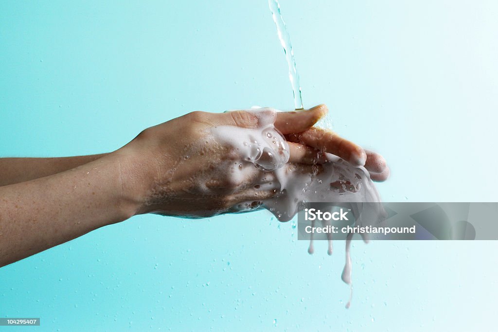 De l'eau et du savon - Photo de Se laver les mains libre de droits