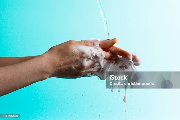 Photo libre de droit de De Leau Et Du Savon banque d'images et plus d'images libres de droit de Se laver les mains - Se laver les mains, Antihygiénique, Mousse de savon