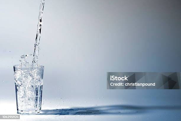 Питьевой Вода — стоковые фотографии и другие картинки Стеклянная посуда - Стеклянная посуда, Пить, Наливать