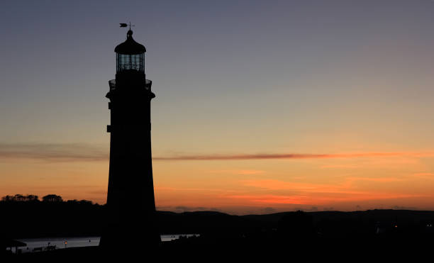 sonnenuntergang, die smeaton tower, plymouth, devon - meeresarm stock-fotos und bilder