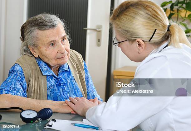 Visita Medica - Fotografie stock e altre immagini di 80-89 anni - 80-89 anni, Accudire, Adulto