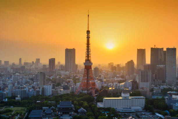 токийская башня на закате, япония - tokyo tower shinjuku ward tokyo prefecture communications tower стоковые фото и изображения