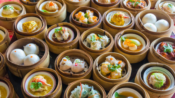 крупным планом тусклый сумма китайской пищи в бамбуковой корзине - basket bread breakfast close up стоковые фото и изображения