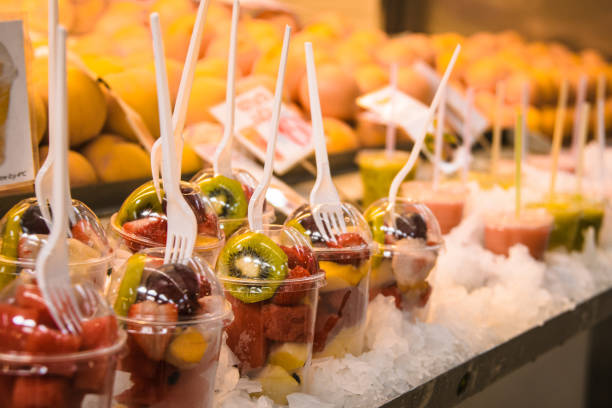 과일을 먹을 준비 - plastic knife 뉴스 사진 이미지