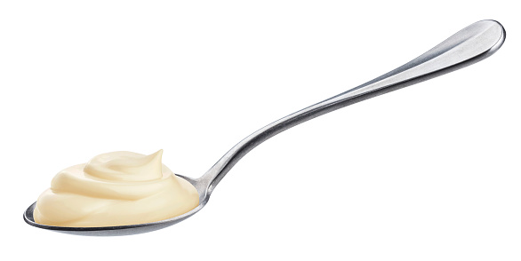 Crema agria en la cuchara de aisladas sobre fondo blanco photo
