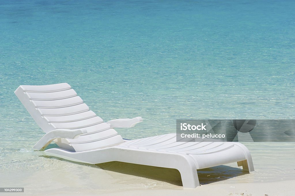 Терраса-стулья на белый пляж - Стоковые фото Без людей роялти-фри