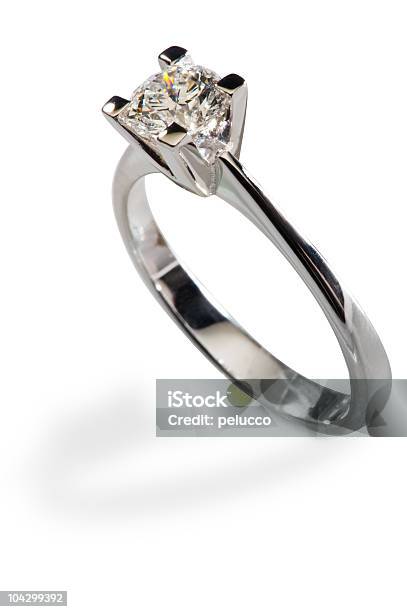 Anillo De Diamante Foto de stock y más banco de imágenes de anillo de diamante - anillo de diamante, Fondo blanco, Anillo - Joya