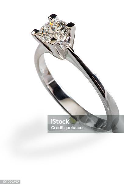 Photo libre de droit de Bague En Diamant banque d'images et plus d'images libres de droit de Bague en diamant - Bague en diamant, Fond blanc, Bague - Bijou