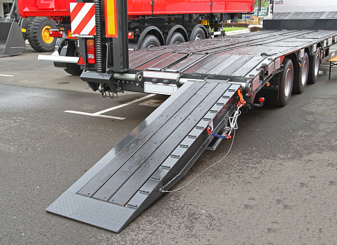 Heavy Equipment Transport Flat Bed Trailer With Loading Ramp